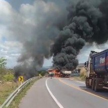 Batida entre carretas na BR-354 provoca queda em ribanceira e bloqueio - Reprodu&ccedil;&atilde;o CBMMG