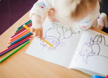 Criança colore desenhos de animais em livro só de ilustrações, destacando como esse tipo de lazer está ganhando cada vez mais espaço entre os pequenos, sendo atividade importante para a qualidade da saúde mental   -  (crédito: Freepik)