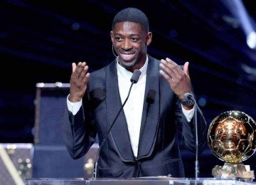 Atacante Dembélé, do Paris Saint-Germain, recebeu a Bola de Ouro da revista France Football como o melhor jogador do mundo, na segunda-feira (22) -  (crédito: Franck FIFE / AFP)
