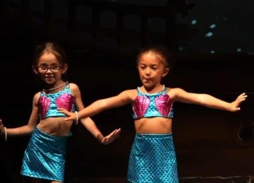 Pâmella e Liz, herdeiras dos cantores, emocionaram a plateia com simpatia e talento durante performance

 -  (crédito: Divulgação Assessoria)