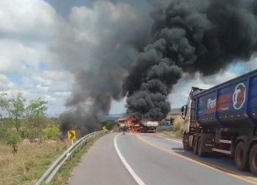 Os veículos pegaram fogo e um dos motoristas morreu. Acidente ocorreu em Formiga, no Centro-Oeste de Minas Gerais 
 -  (crédito: Reprodução CBMMG)