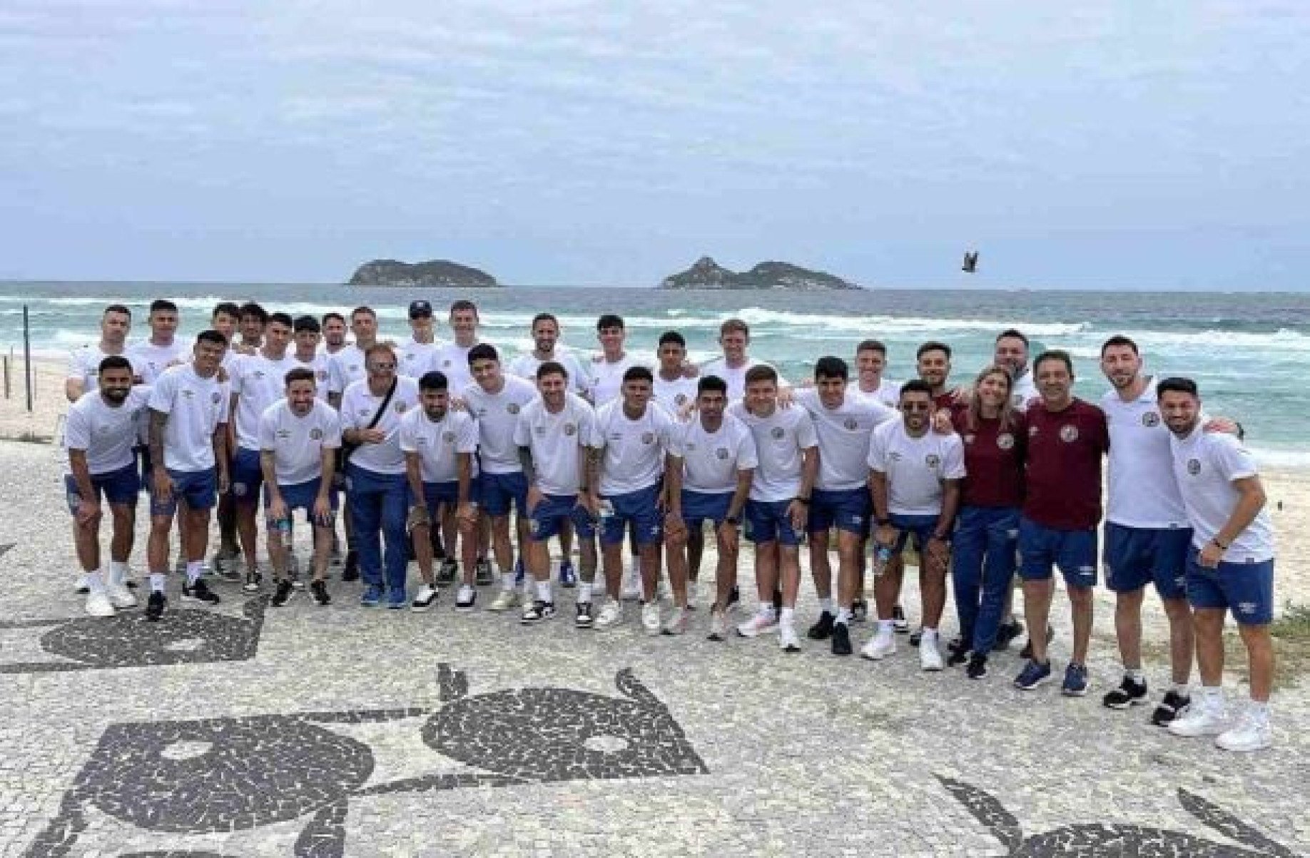 Jogadores do Lanús vão à praia no Rio antes de jogo contra o Fluminense