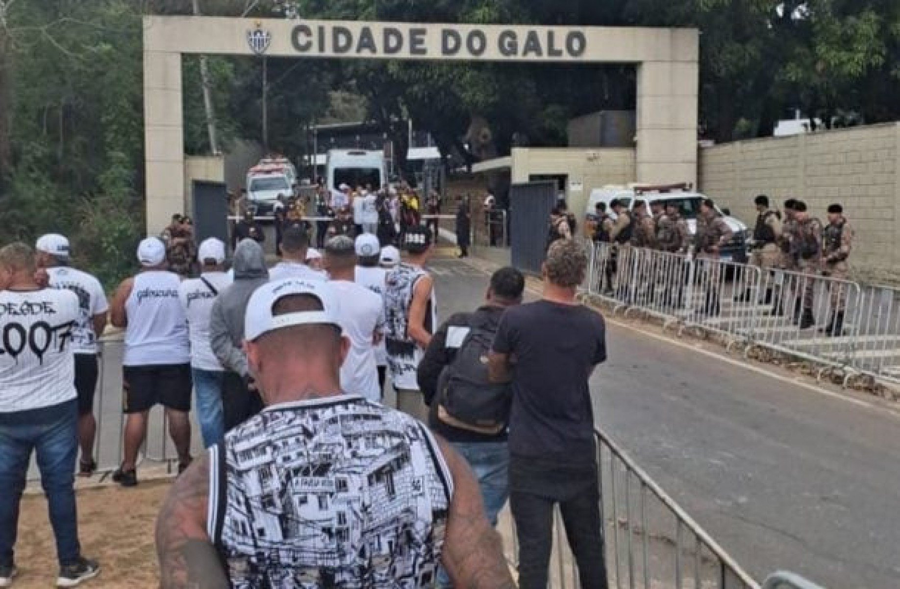 Integrantes de organizada cobram jogadores do Atlético antes de confronto decisivo