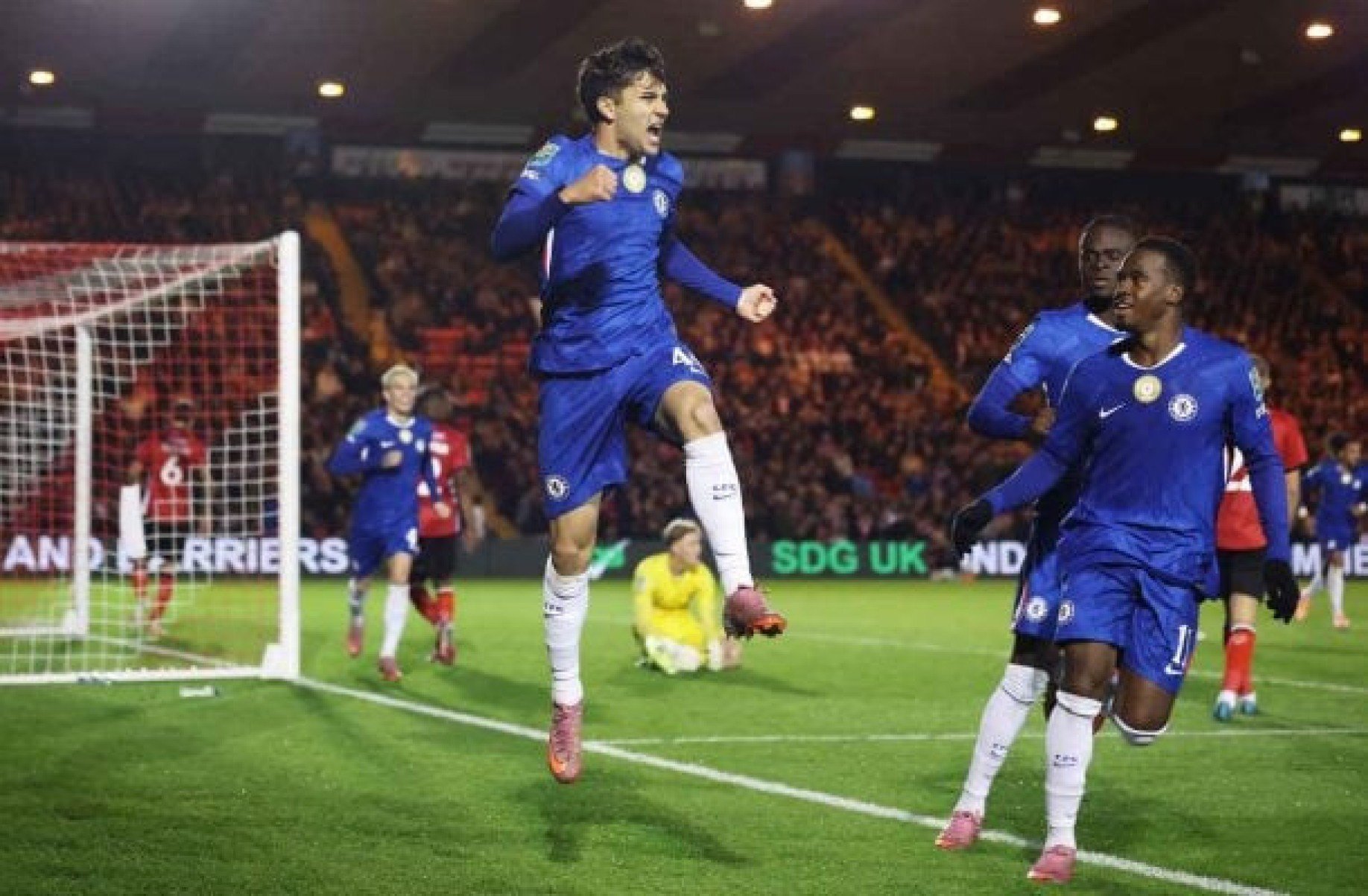 Chelsea toma susto, mas vira contra o Lincoln City e se classifica na Copa da Liga Inglesa