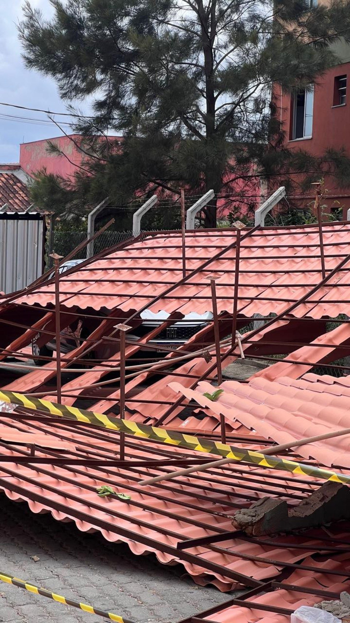 Moradores ainda aguardavam a remoção do telhado na manhã desta terça-Edésio Ferreira/EM/D.A Press