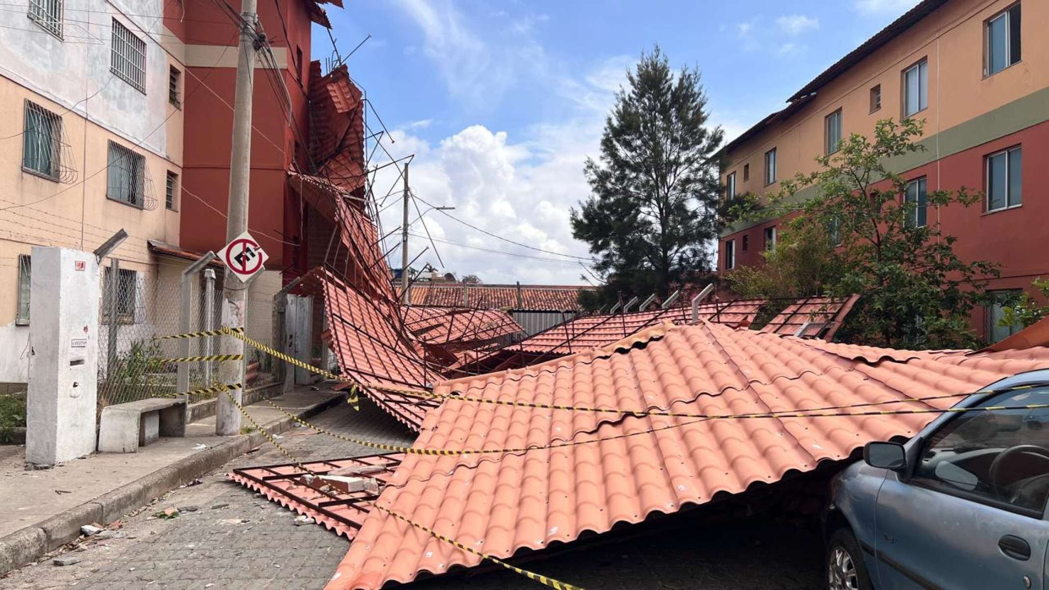 O telhado de um prédio do condomínio na Vila Nossa Senhora de Fátima foi arrancado pela ventania, atingindo um carro e a rede elétrica.-Edésio Ferreira/EM/D.A Press