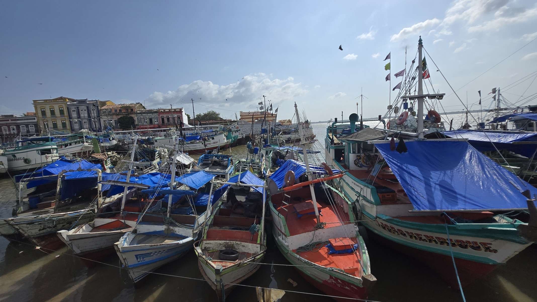 Barcos ancorados na Pedra do Peixe, local icônico na capital paraense-Carlos Altman/EM