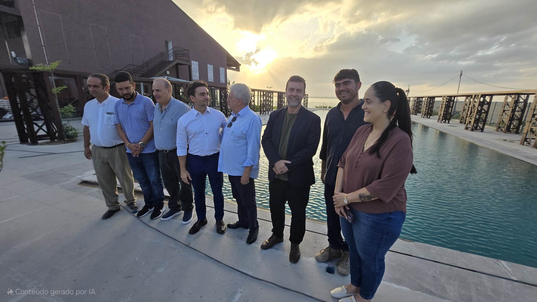 Foto oficial com as autoridadescomo o ministro Celso Sabino, Marcelo Freixo da Embratur e representantes do hotel, como o presidente Jorge Rebelo, ao centro 
