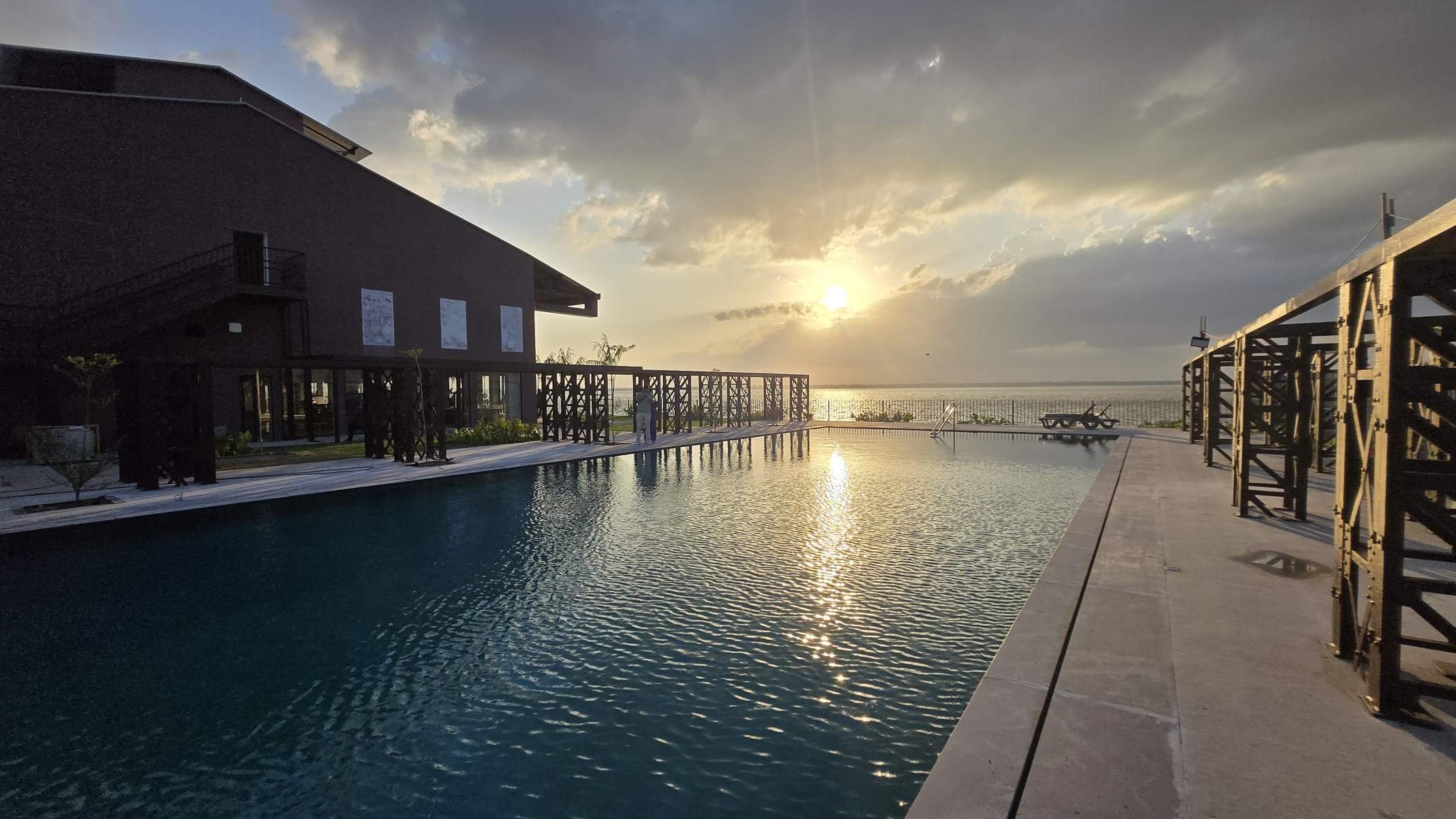 Piscina infinita do Vila Galé Amazomas se funde ao horizonte, como se a água da baía e a da piscina conspirasse para lavar as impurezas da alma-Carlos Altman/EM