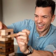 Brincar não é coisa de criança: os benefícios da atividade na fase adulta - Freepik