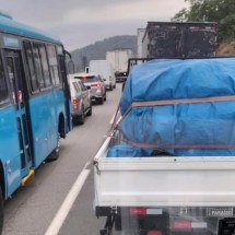 Tombamento de carreta bloqueia BR-381 e provoca fila quilométrica - Reprodução/Redes sociais
