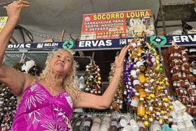 Socorro Loura, do Mercado Ver-O-Peso, &eacute; personagem emblem&aacute;tica ao apresentar as po&ccedil;&otilde;es afrodis&iacute;acas embaladas em pequenos vidros -  (crédito: Carlos Altman/EM)