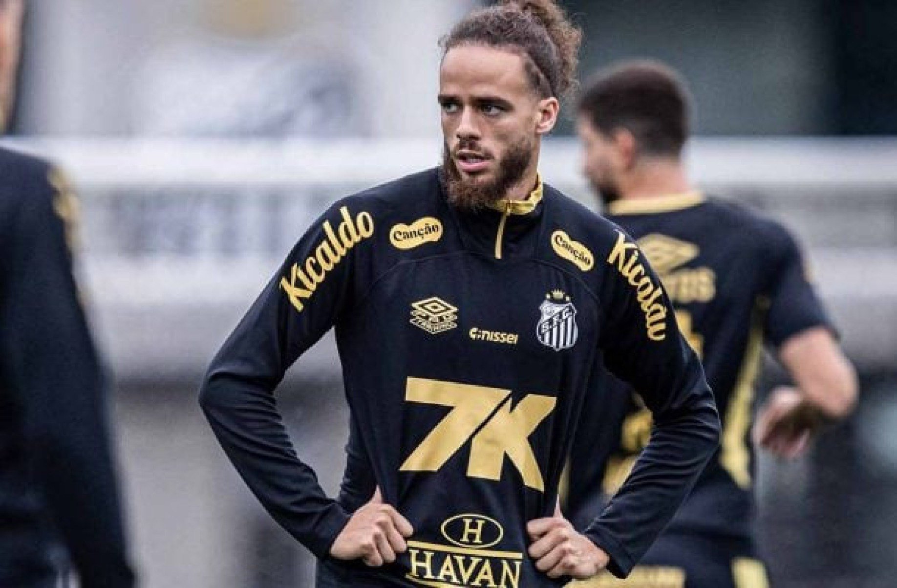 Billal Brahimi treina e pode estrear pelo Santos contra o Bragantino