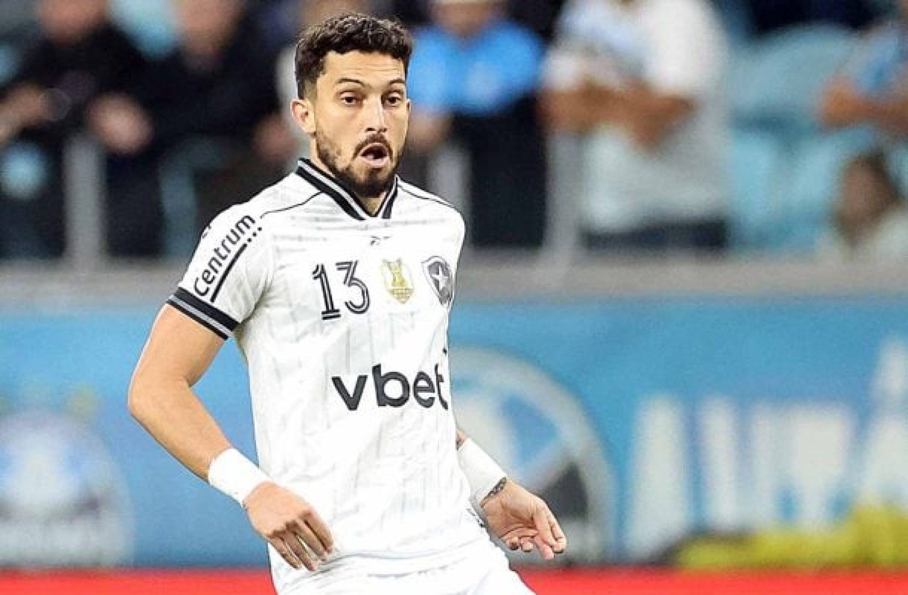 Alex Telles sente novo problema físico e preocupa Botafogo