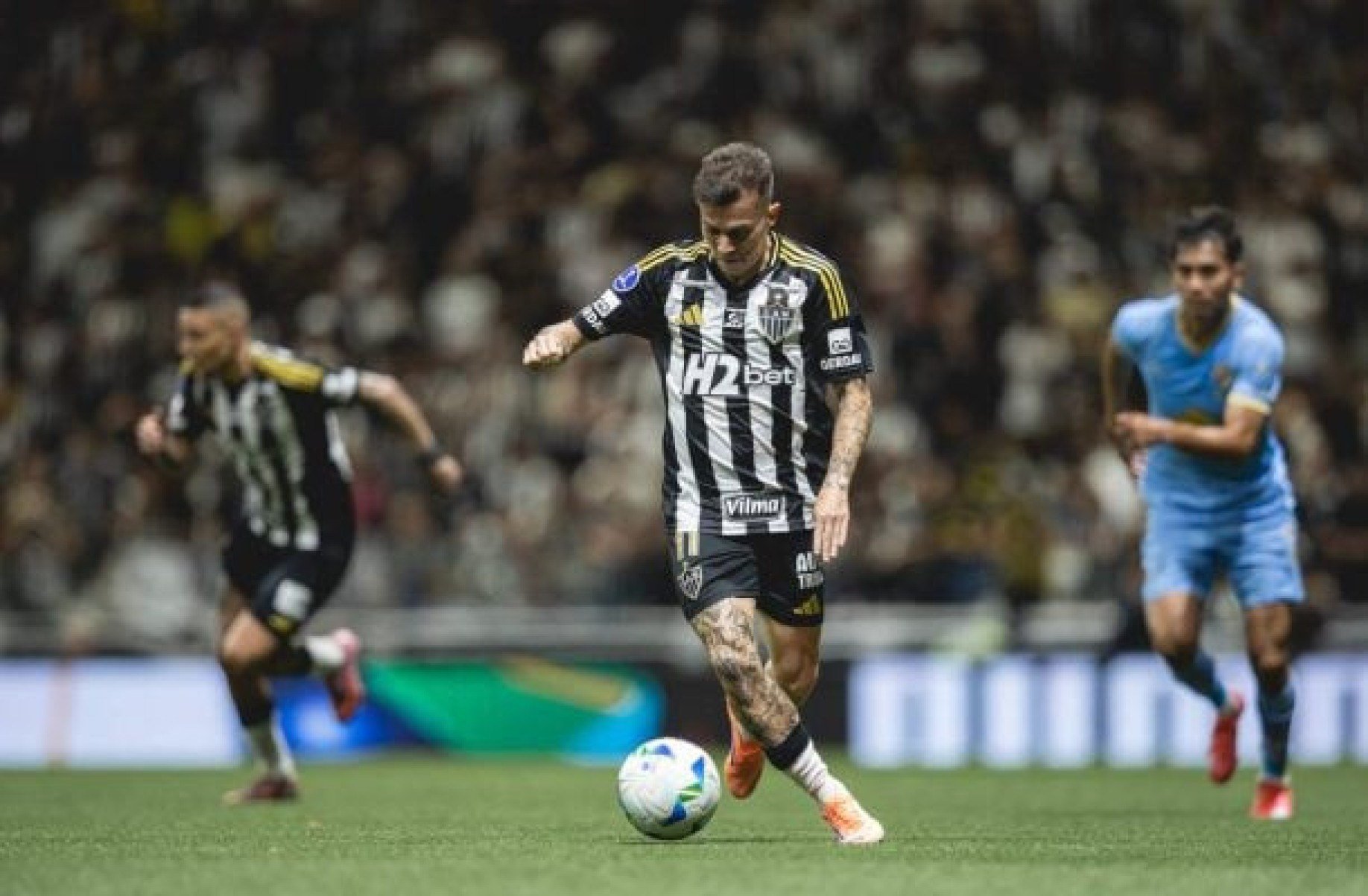 Bernard marca no fim e Atlético é o Brasil na final da Sul-Americana