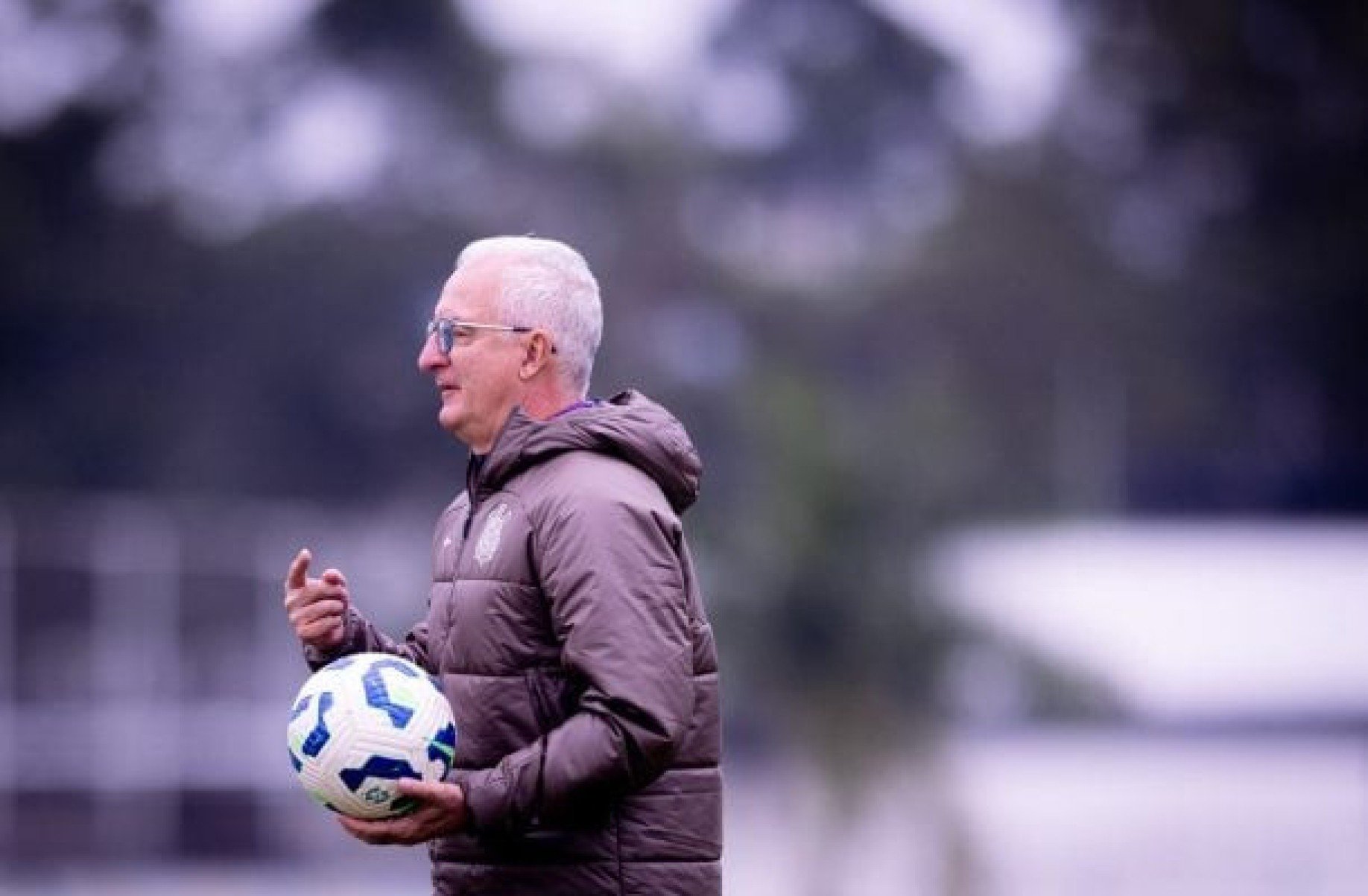Corinthians realiza treino técnico ainda sem Memphis Depay