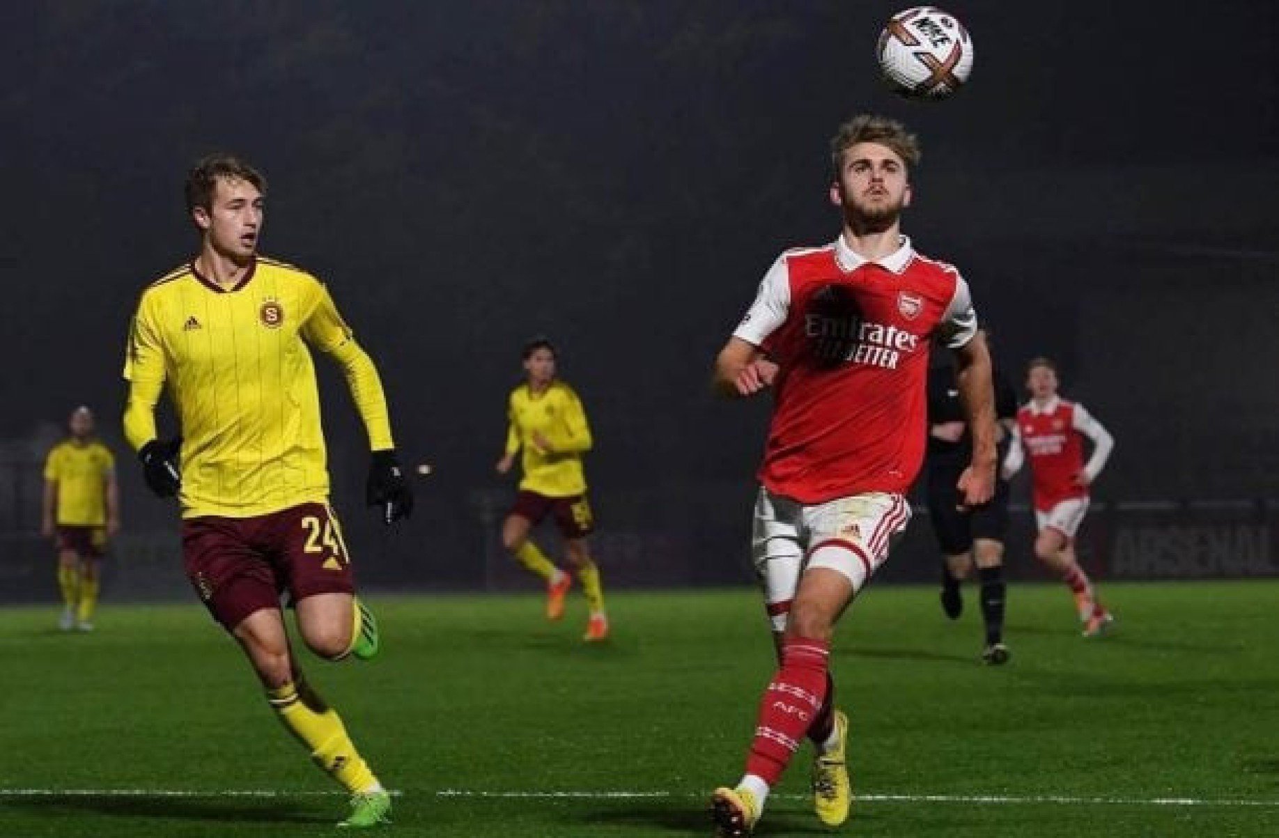 Ex-Arsenal sofre grave lesão cerebral em jogo e está em coma induzido