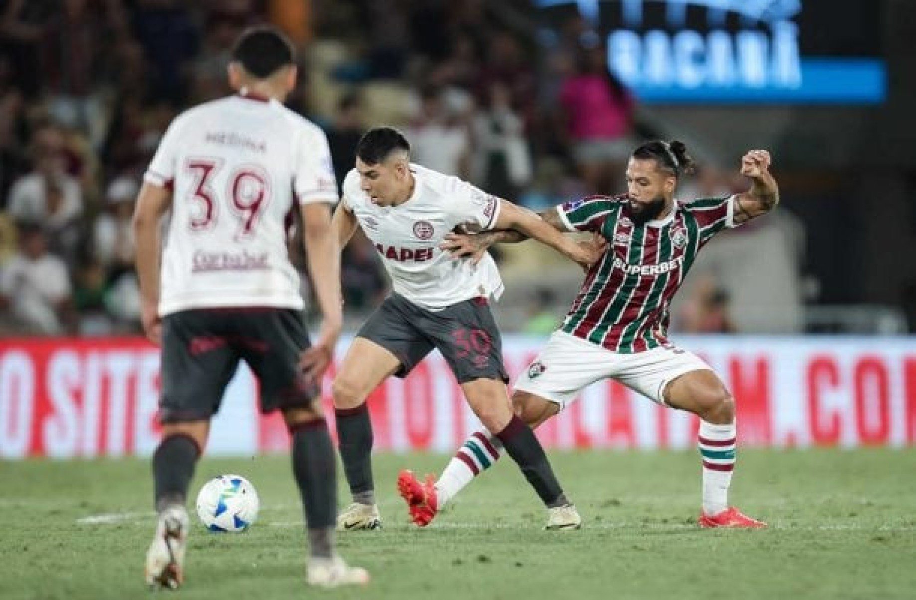 Otávio reconhece que Fluminense sentiu as vaias no Maracanã: “Torcedor jogando contra”