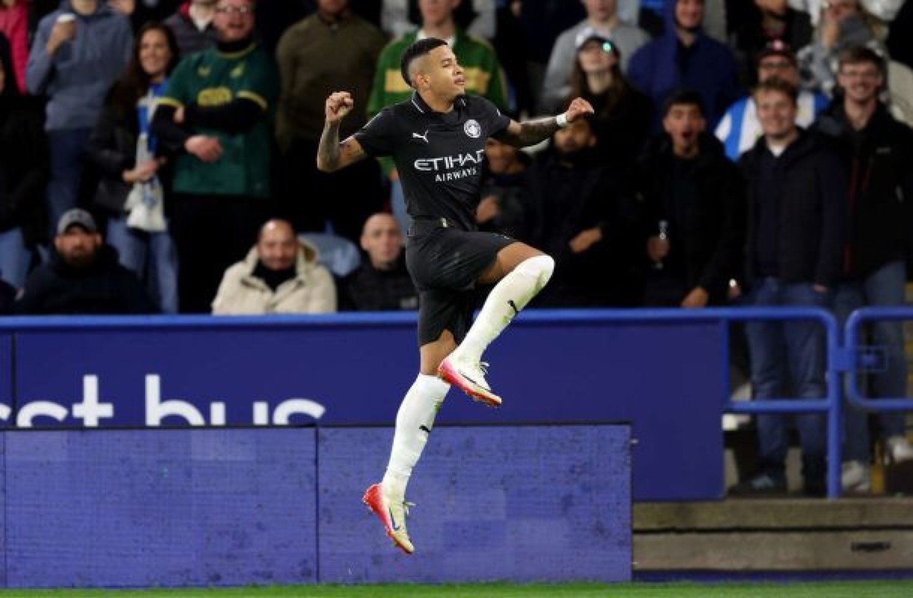 Savinho marca, Manchester City vence o Huddersfield e avança na Copa da Liga Inglesa