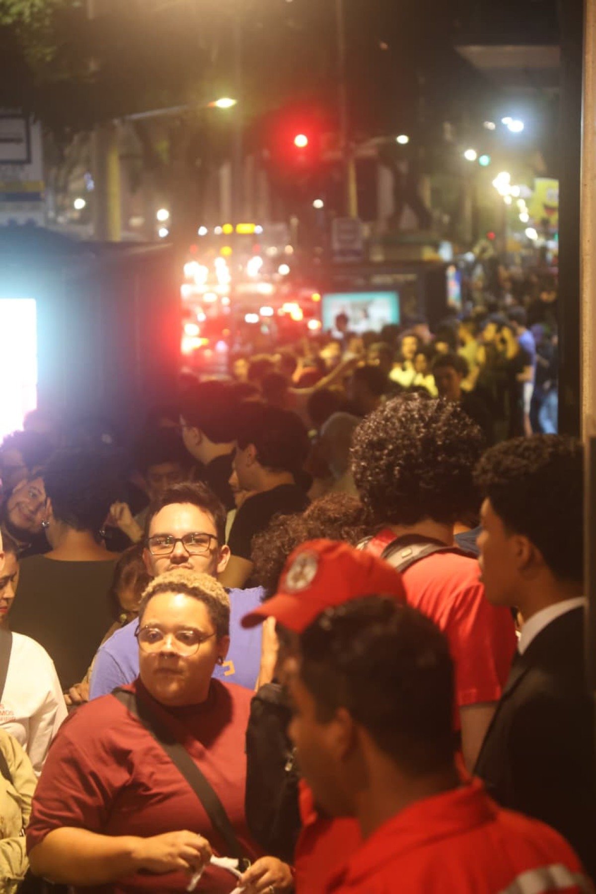 Fila dá volta no quarteirão para exibição de 'O agente secreto' em BH 