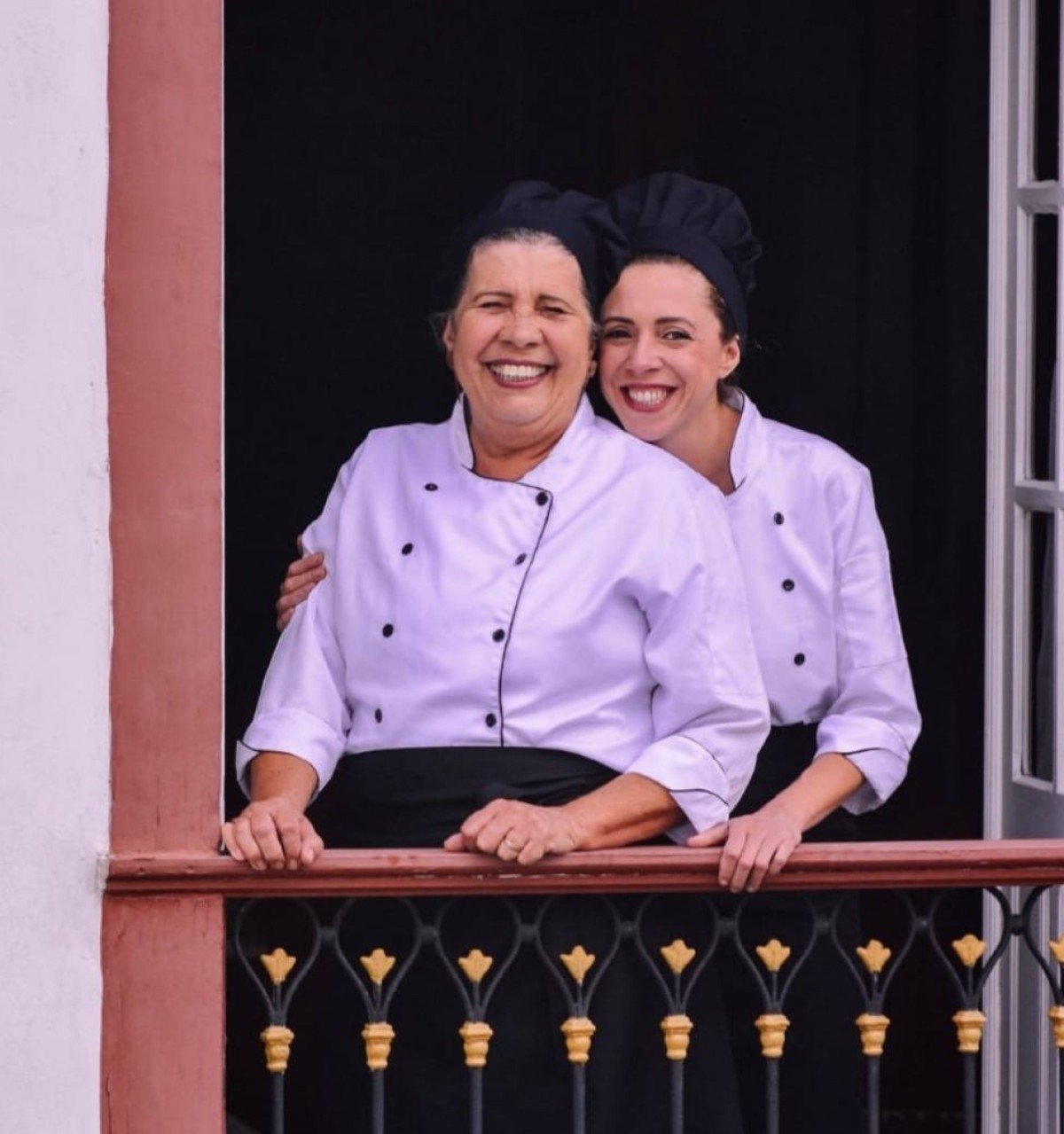 Mãe e filha, Ana Maria e Adriana Fernandes homenageiam a matriarca da família, que não deixava ninguém sair de casa sem matula