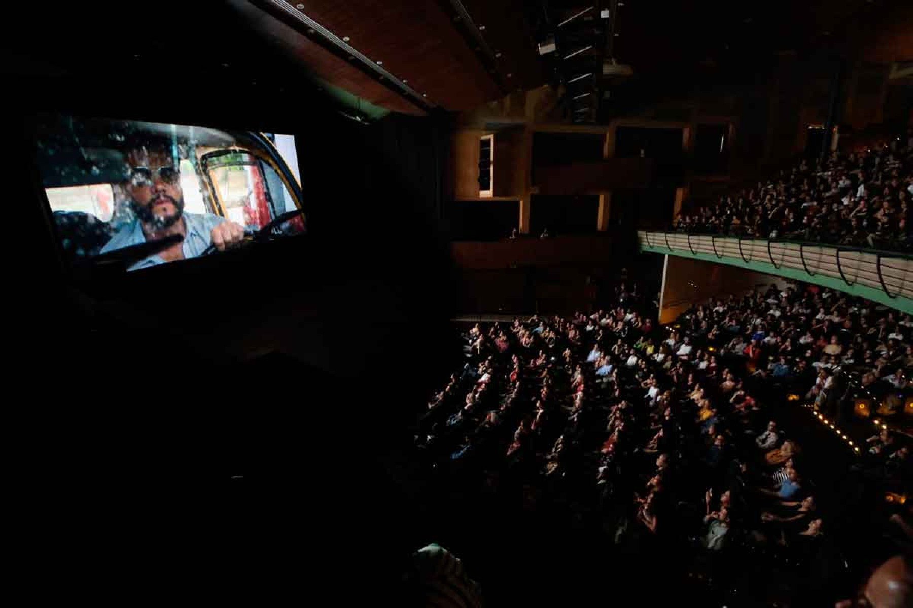 Público sentado nas cadeiras do Cine Theatro Brasil assiste ao filme ‘O agente secreto’, exibido na abertura da CineBH, na noite de terça-feira (23/9)