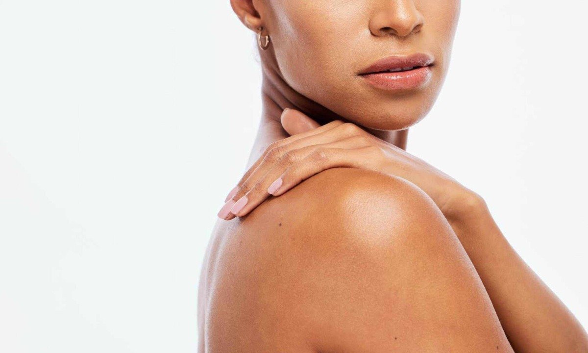  Woman, hands and shoulder in beauty skincare, cosmetics or moisturizer isolated on a white background. Hand of female touching skin in self love or self care for soft, smooth or healthy treatment.
     -  (crédito: DINO)