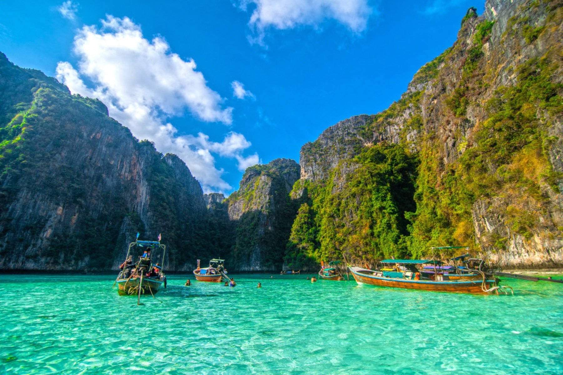 Lagoa azul de Pileh é uma das maravilhas da ilha Phi Phi, naTailândia 