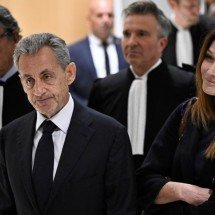 Justiça francesa condena Sarkozy a 5 anos de prisão -  AFP