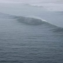 Praia em Santa Catarina atrai surfistas com ondas gigantes