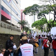 Atingidos pela barragem de Brumadinho fazem ato contra fim de auxílio  - Leandro Couri/EM/D.A Press
