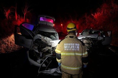 Batida entre três veículos em Soledade de Minas (MG), na MGC-383, deixou quatro pessoas feridas -  (crédito: CBMMG/Divulgação)