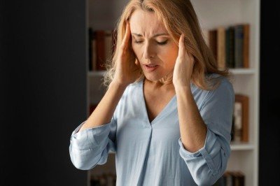 Dor de cabeça súbita e intensa, alterações visuais, náuseas e vômitos são alguns dos sintomas -  (crédito: FreePik)