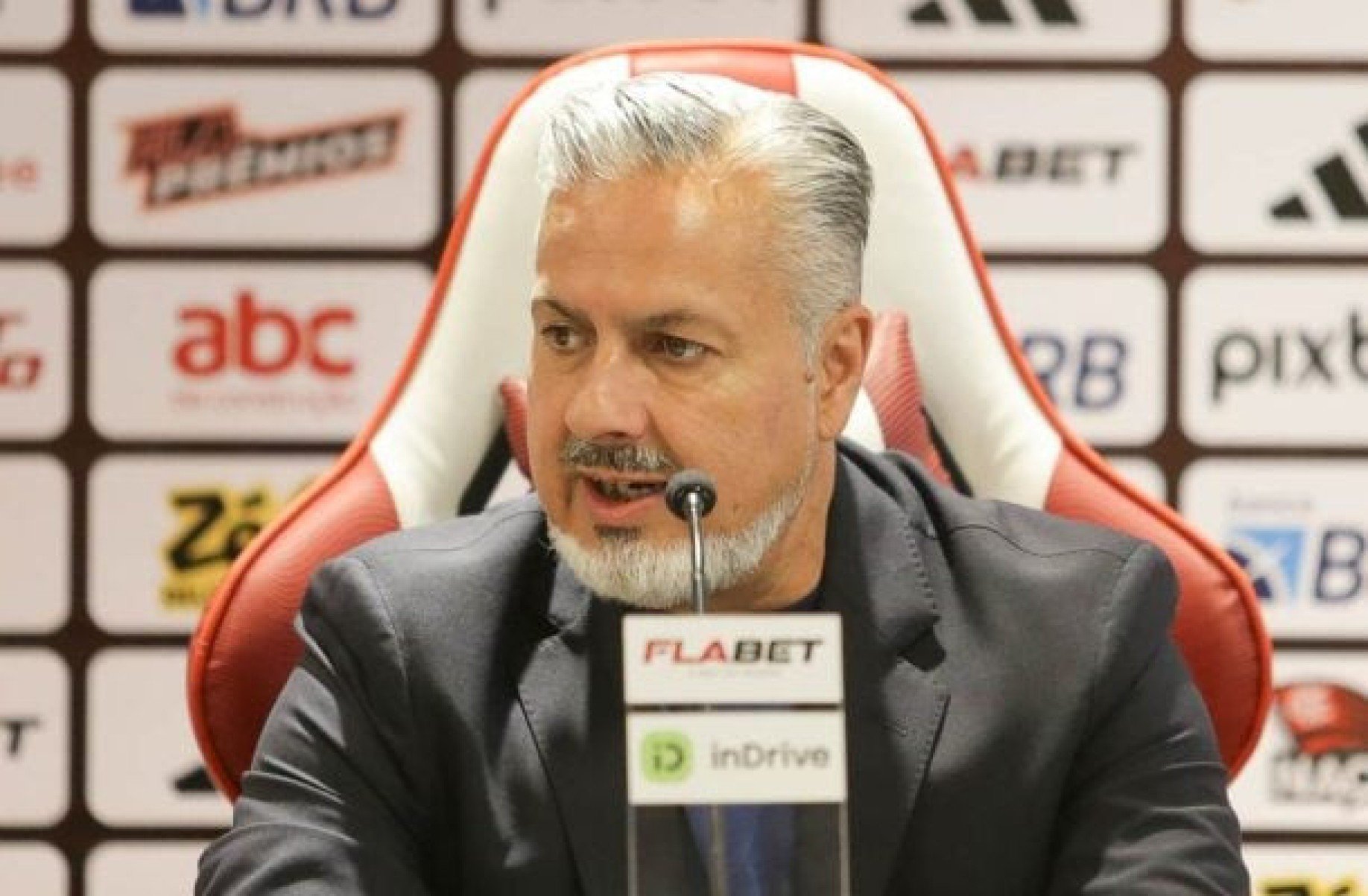 Boto mostra queima de fogos em hotel do Flamengo antes de jogo pela Libertadores