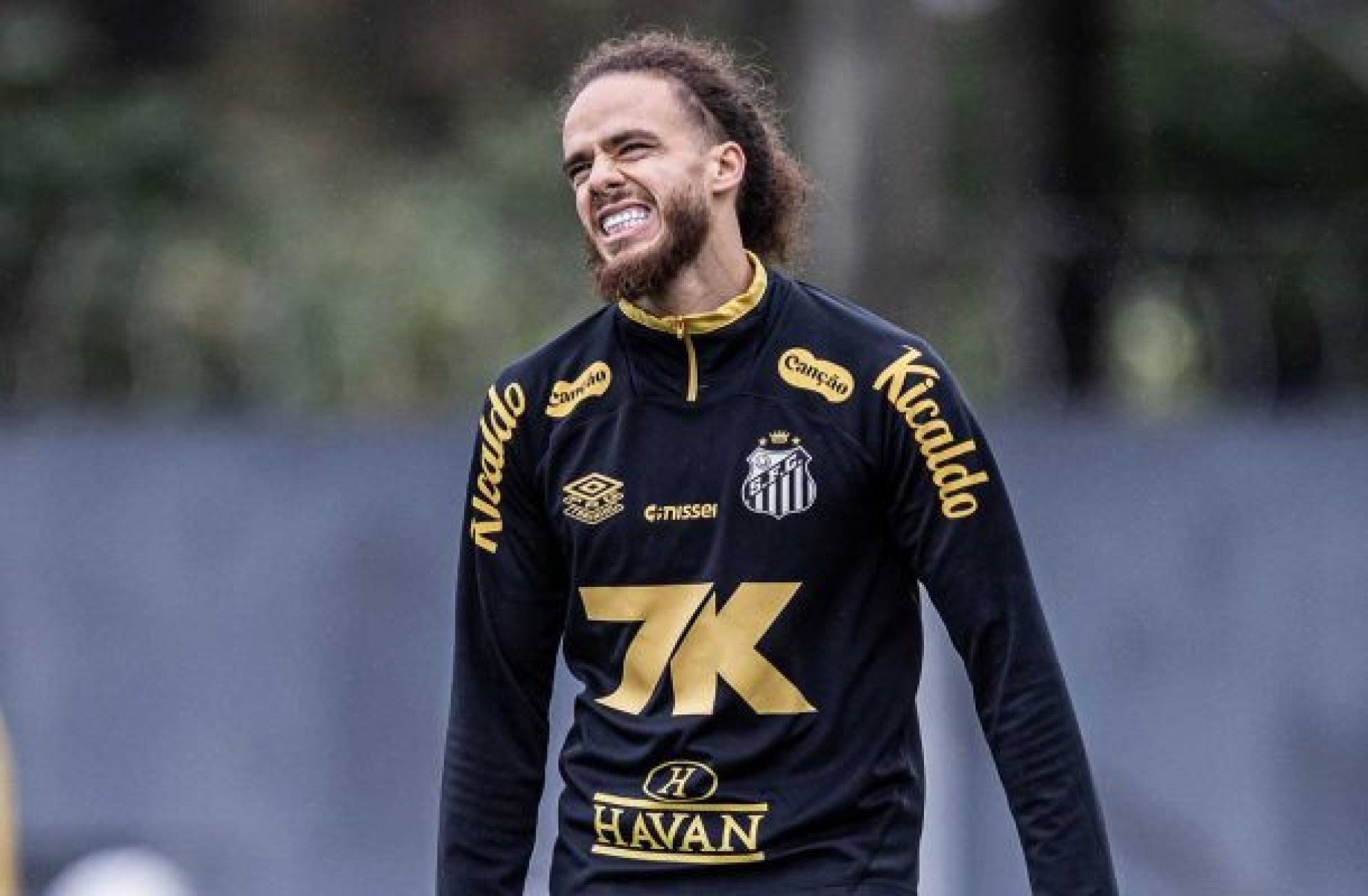 Brahimi aparece no BID e já pode estrear pelo Santos