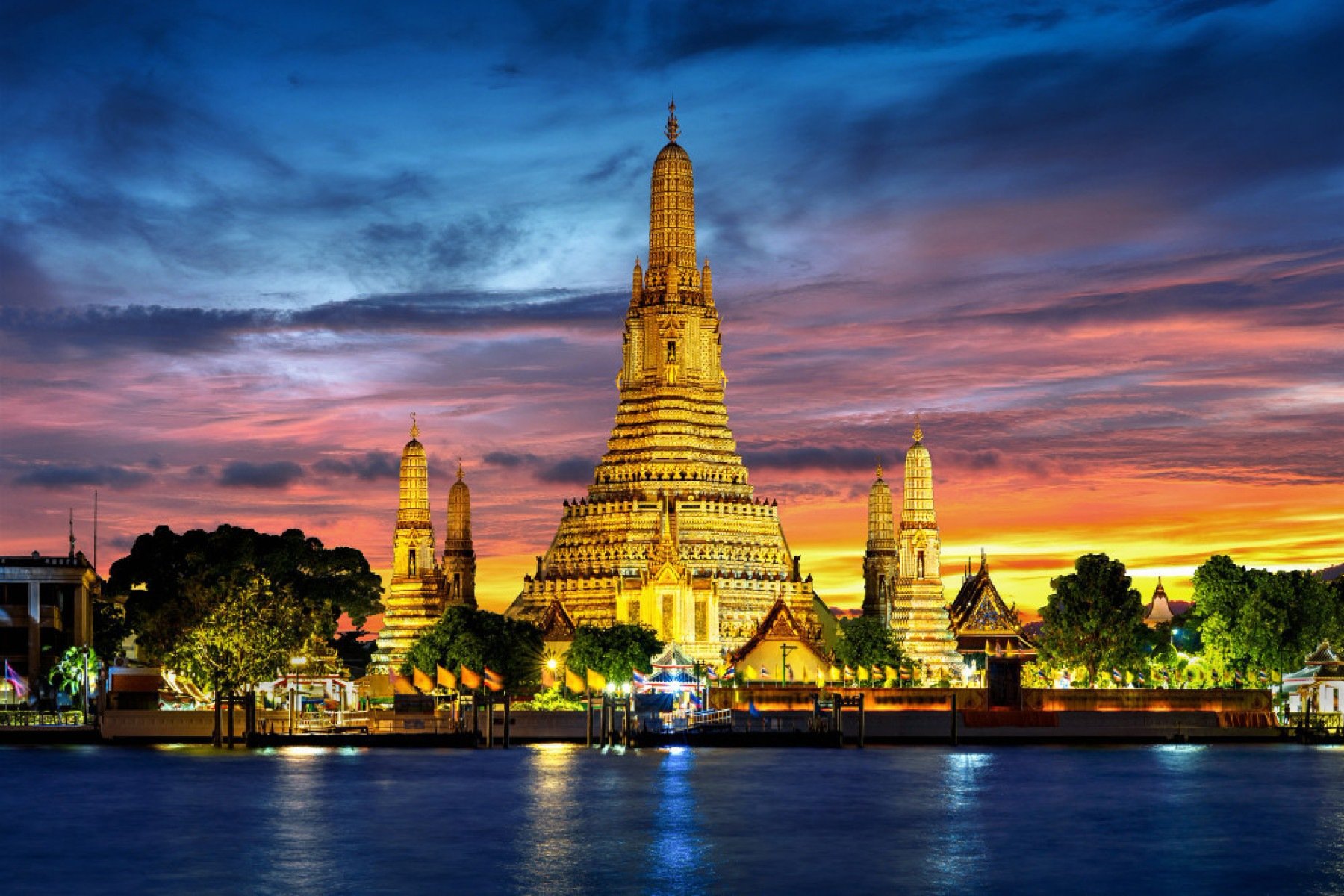 Templo de Wat Arun no crepúsculo em Bangkok, Tailândia 