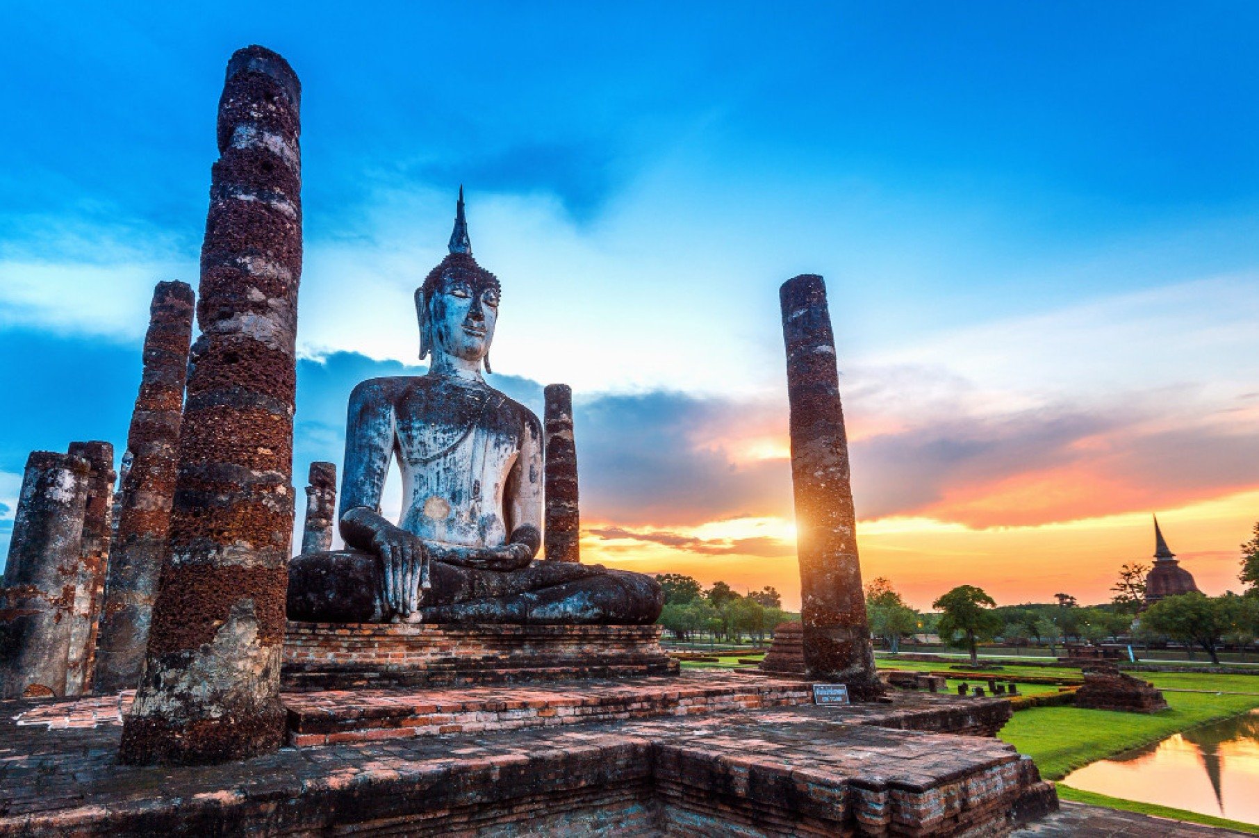 Estatua de Buda no templo Wat Mahathat, no Parque Historico de Sukhothai