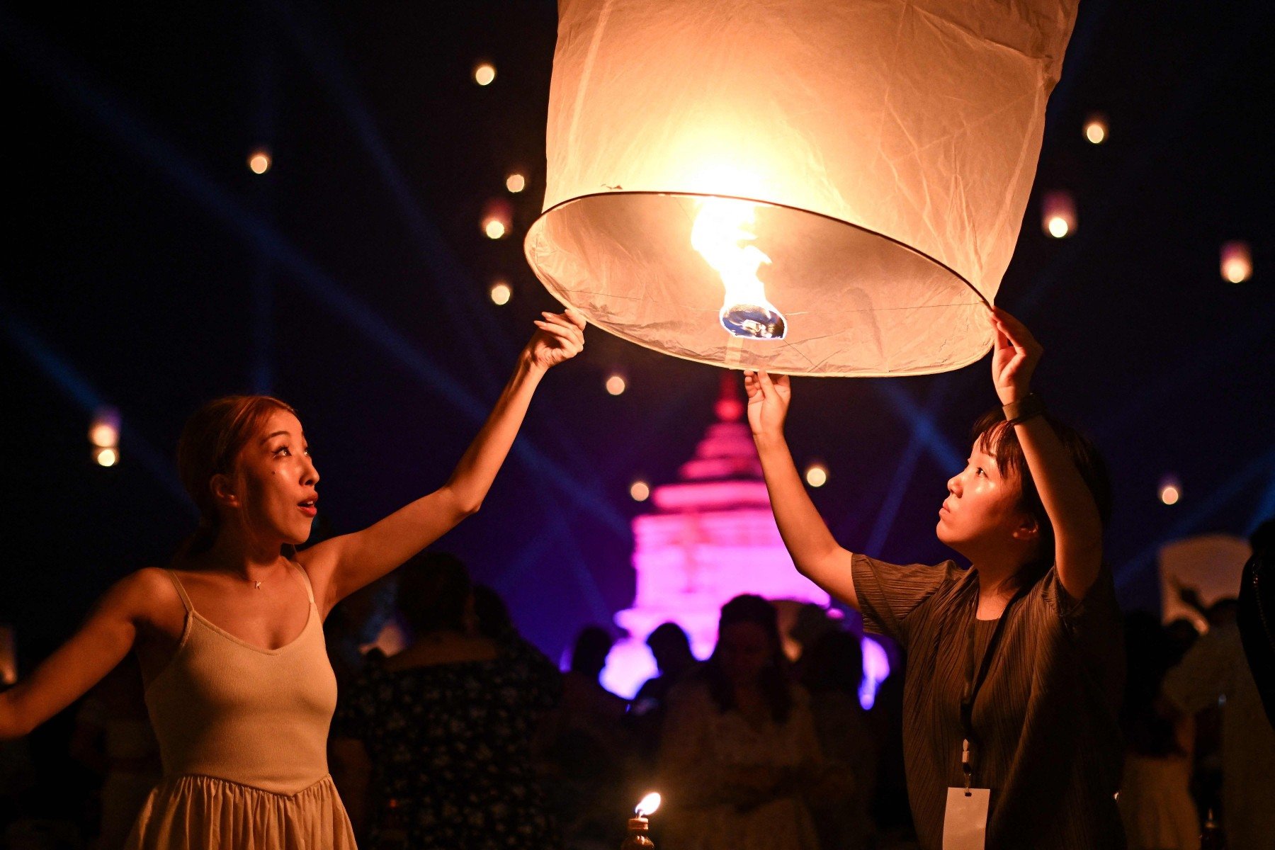  Festival das Lanternas, em Chiang Mai, transforma o céu noturno em um espetáculo de luzes flutuantes 
- VATSYAYANA / AFP    