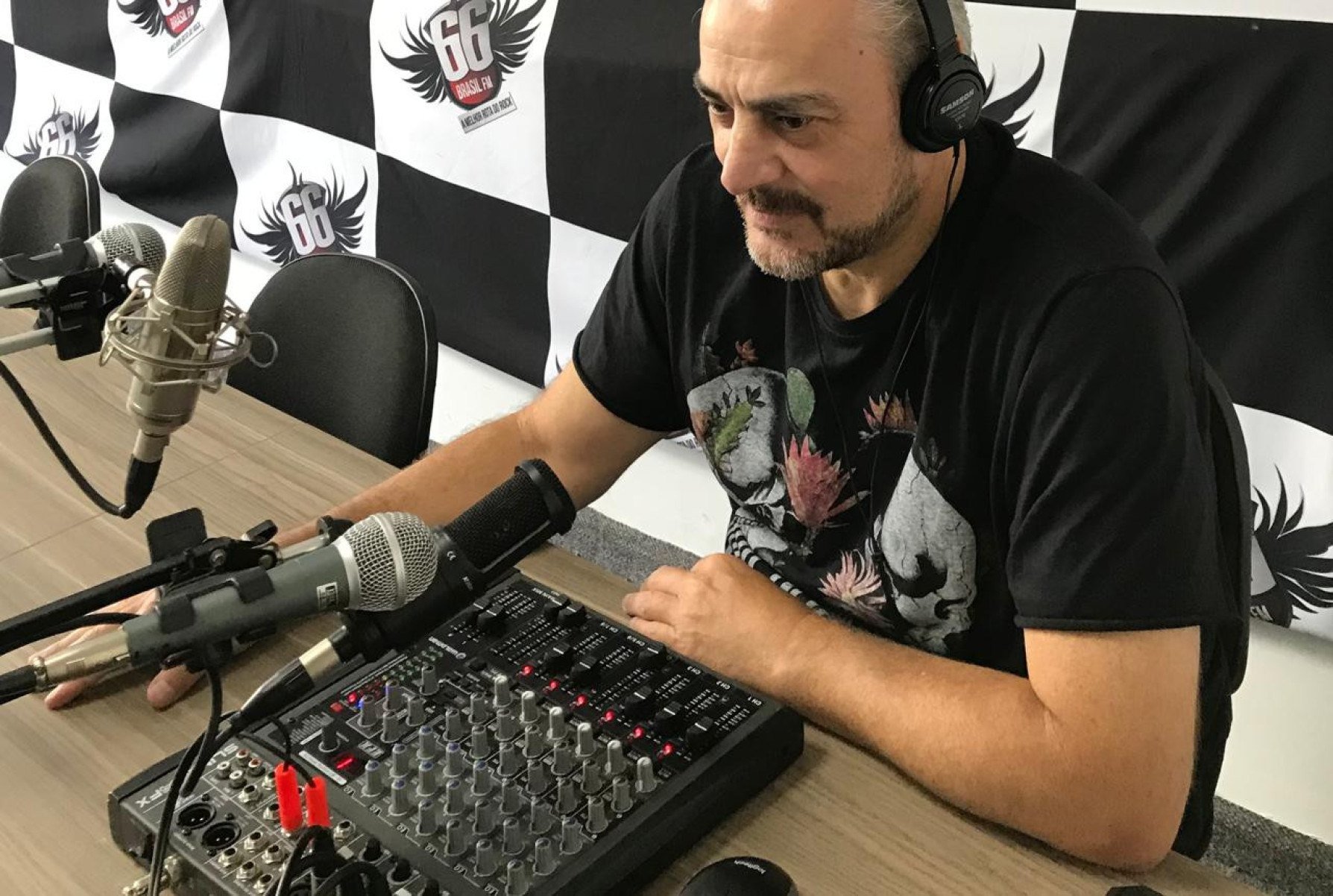 Bandas independentes lutam por espaço e audiência no Brasil - DINO