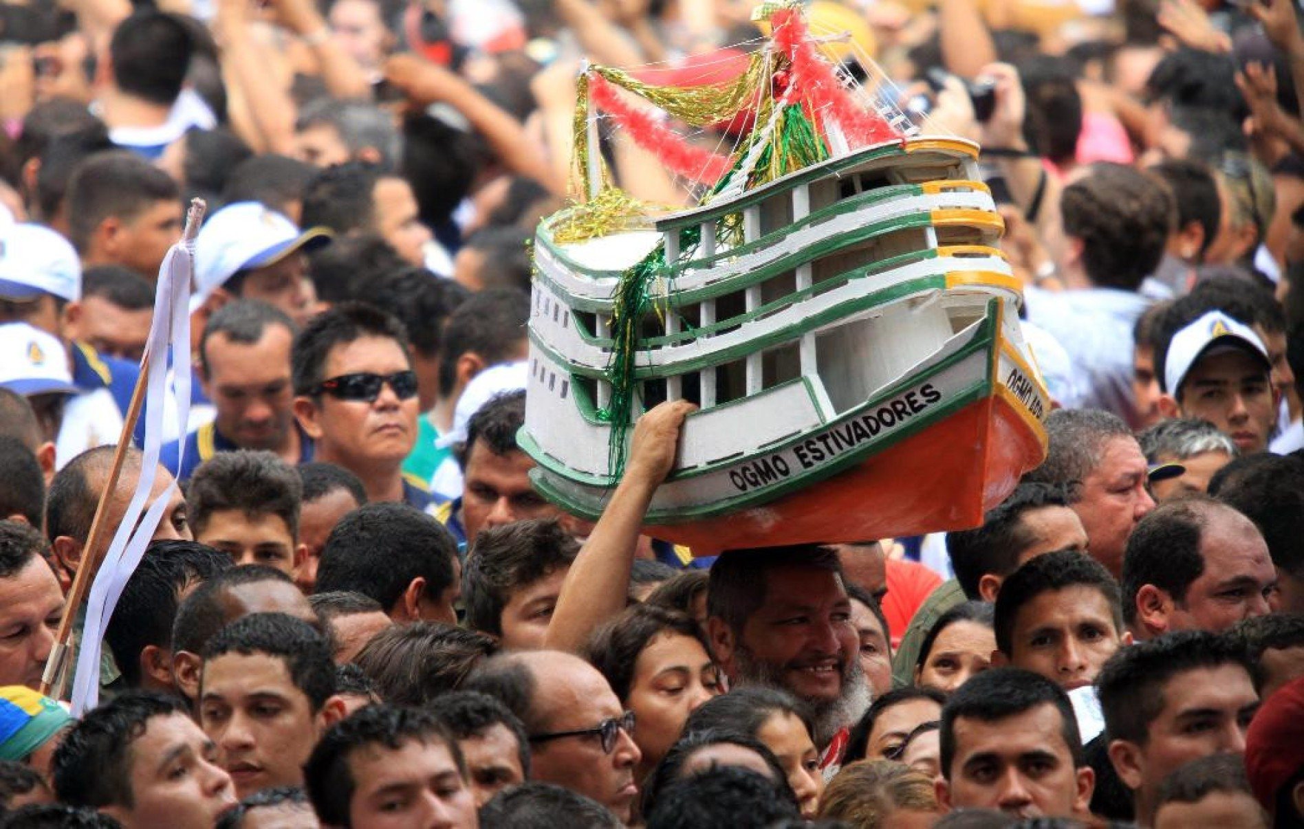 Réplicas de barcos, casas ou carros são levadas nas costas pelos fiéis durante o Círio-Lucivaldo SENA/AFP