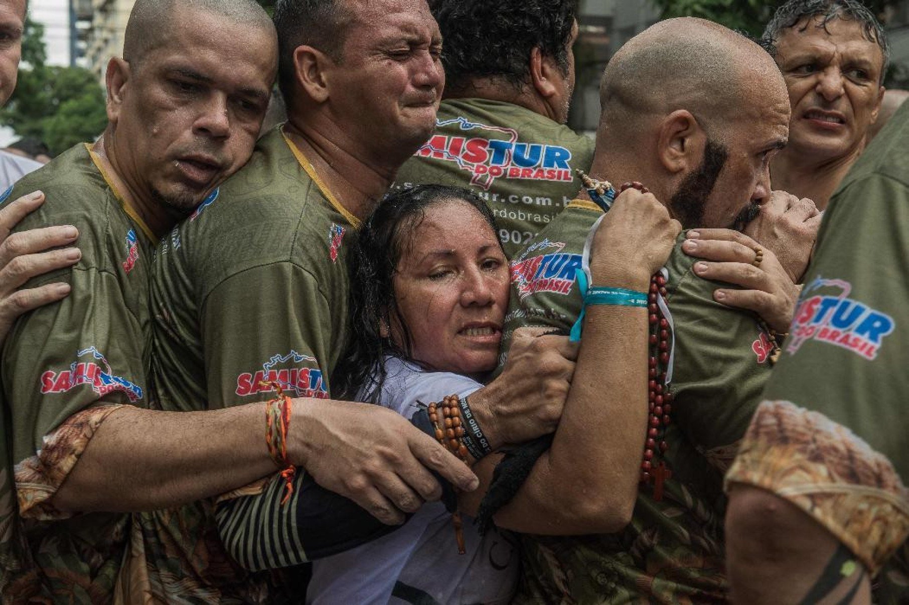 Na corda náutica que puxa a berlinda, fiés abraçam o 'cordão umbilical' que liga á santa do Pará-Lucivaldo SENA/AFP