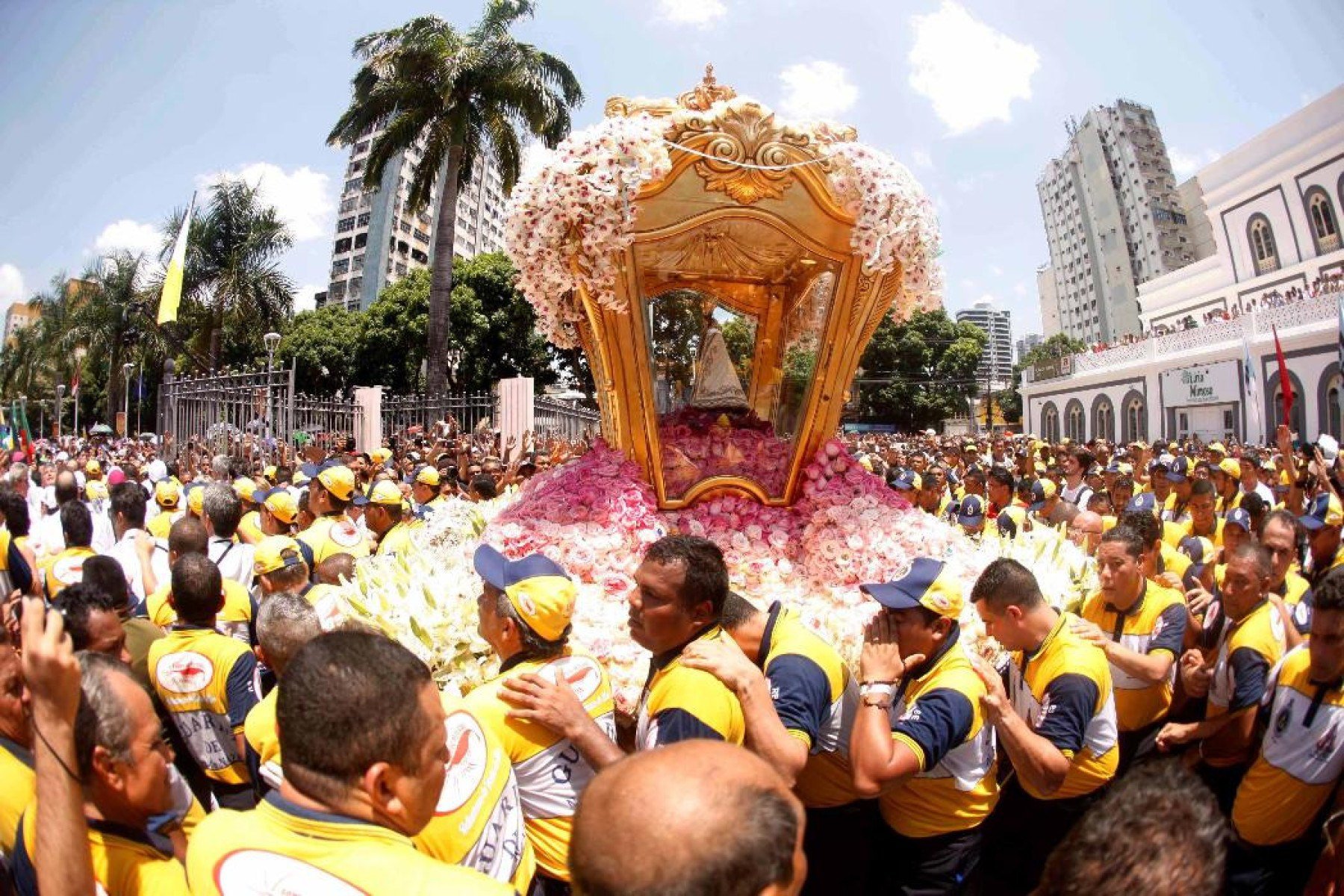 Berlinda abriga a imagem da Mãe da Amazônia durante a procissao do Círio de Nossa Senhora de Nazare, em Belém-Anderson Silva/Agencia Pará