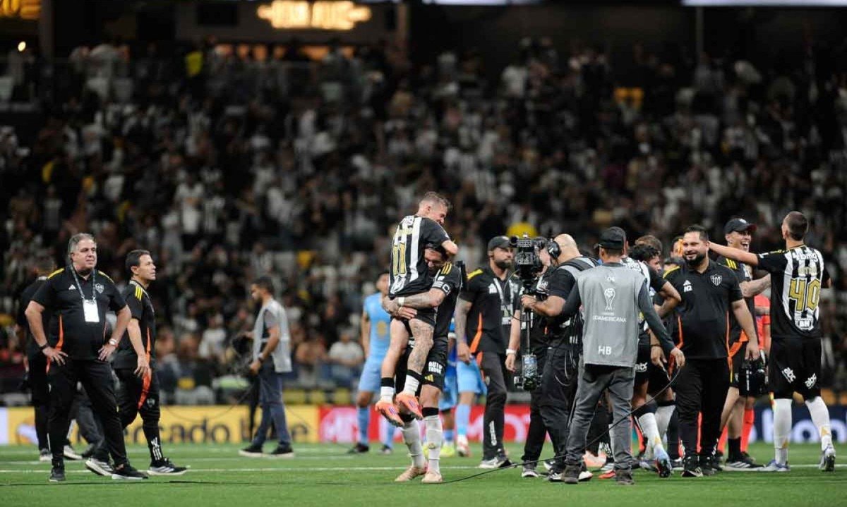 Em sintonia, como nos velhos tempos, jogadores e torcida fazem a festa após a classificação do Galo para as semifinais da Copa Sul-Americana -  (crédito: Alexandre Guzanshe/EM/D.A. Press)