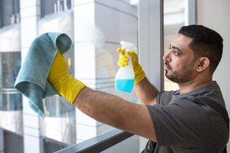 Vidros perfeitos e sem manchas ficam fáceis com pano quente
