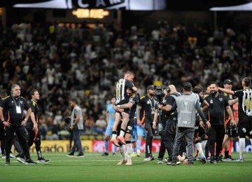 Em sintonia, como nos velhos tempos, jogadores e torcida fazem a festa após a classificação do Galo para as semifinais da Copa Sul-Americana -  (crédito: Alexandre Guzanshe/EM/D.A. Press)