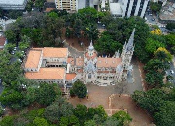 O espaço ao redor do templo centenário, na Região Centro-Sul de BH, tem sido alvo de estragos, além de oferecer riscos aos visitantes por causa de registros de violência -  (crédito: Leandro Couri/EM/D.A Press)