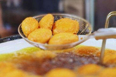 Acarajé, comida nordestina muito amada entre os mineiros, é uma das atrações do festival nordestino no Mercado Santa Tereza -  (crédito: Mercado Santa Tereza/Divulgação)