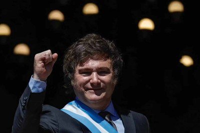 Javier Milei, presidente da Argentina, ergue o braço direito em sinal de vitória -  (crédito: Emiliano Lasalvia/AFP)