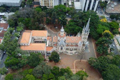 O espaço ao redor do templo centenário, na Região Centro-Sul de BH, tem sido alvo de estragos, além de oferecer riscos aos visitantes por causa de registros de violência -  (crédito: Leandro Couri/EM/D.A Press)