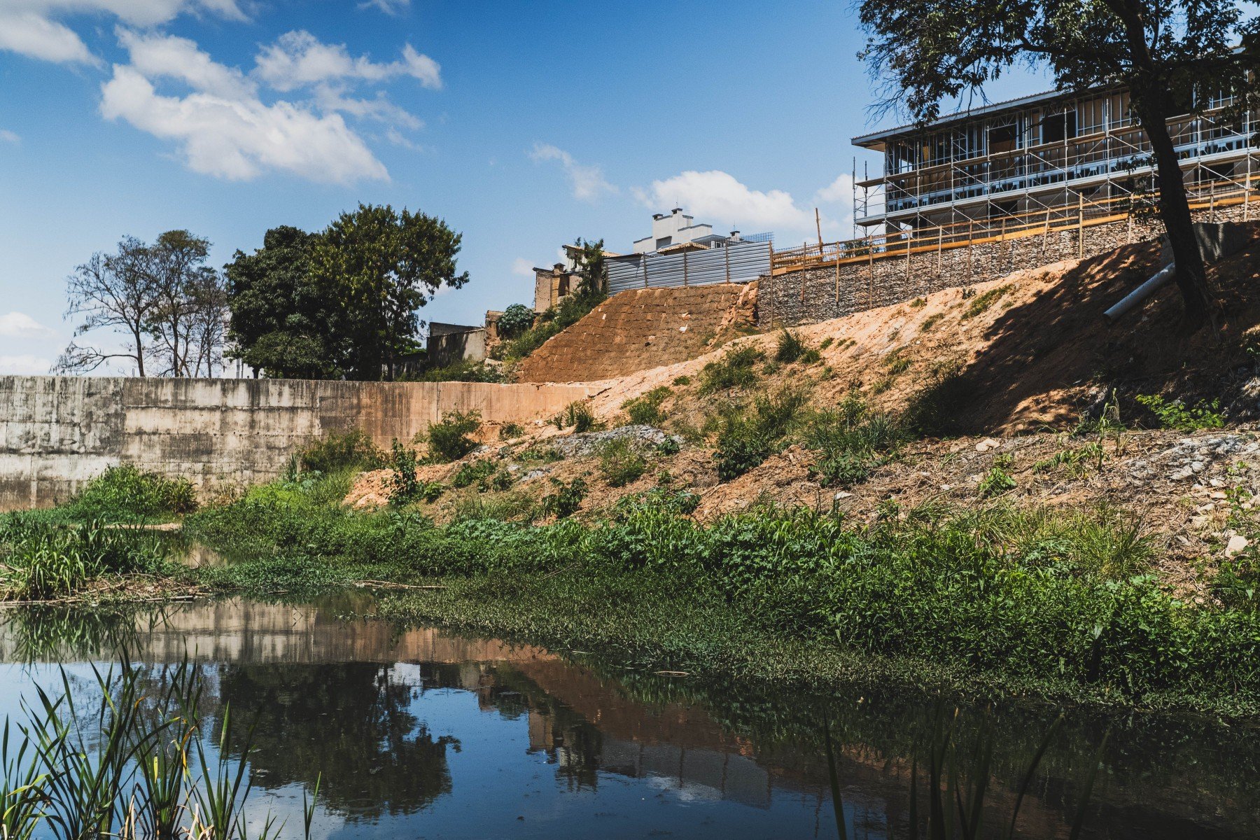 Bacia de contenção do córrego Lareira com água acumulada, ao lado, a construção do Centro de Saúde Alameda dos Ipês. Foto: Jorge Lopes/EM/D.A Press
